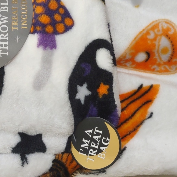 HALLOWEEN Witchy Velvet soft throw blanket treat bag included 50x70in - Picture 4 of 8